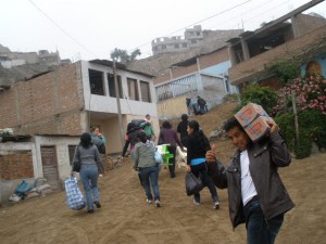 Rumbo a la escuela con los regalos a cuestas