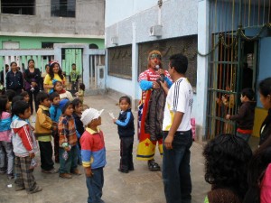 Con los niños y el payaso