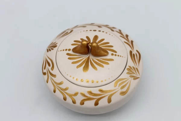 Joyero de ceramica, color blanco marfil y dorado con palomas - 10 dia x 6.5 cm h