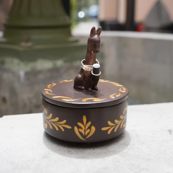 Joyero de ceramica, color marron oscuro y dorado con perro peruano - 10 dia x 12.5 cm h