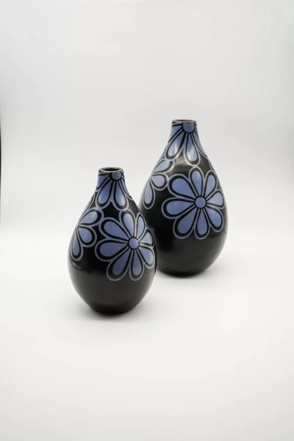 Adorno de ceramica, chulucanas jarron negro chico con flores azul